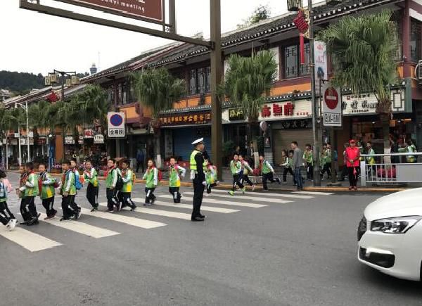 遵義紅花崗區交警大隊：“警·隊”相連 愛心相護
